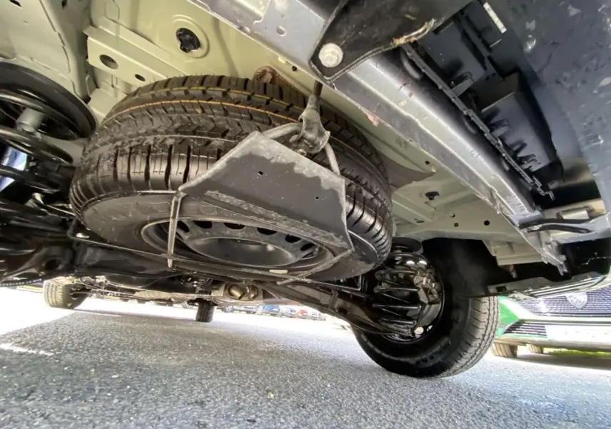 Vue sous le Peugeot Expert Fourgon gris Artense métal montrant la roue de secours et la suspension arrière.