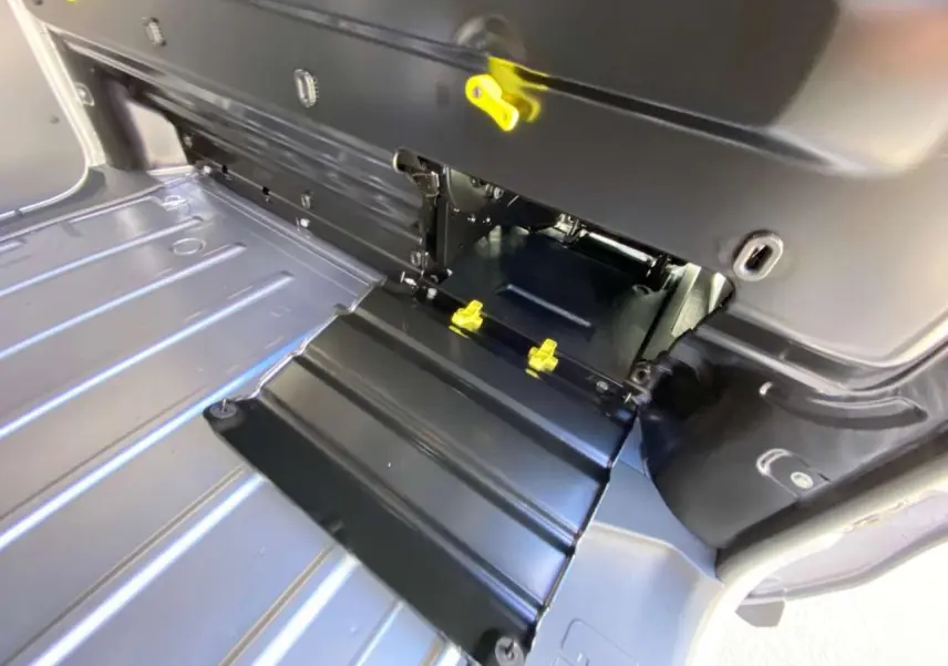 Détail du plancher intérieur gris métallisé du Peugeot Expert Fourgon 1.5 BlueHDi 120 Premium avec trappe et fixations jaunes.