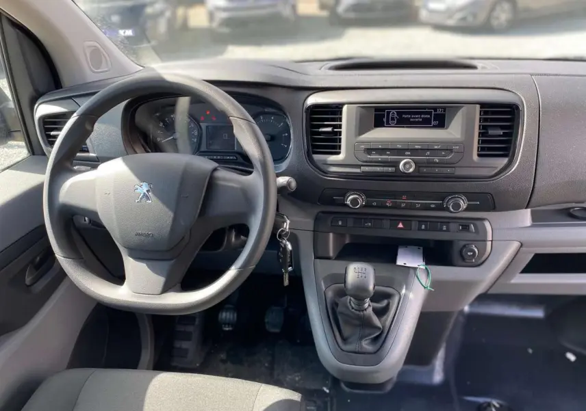 Vue intérieure du tableau de bord du Peugeot Expert Fourgon 2022, volant et levier de vitesses manuelle visibles.