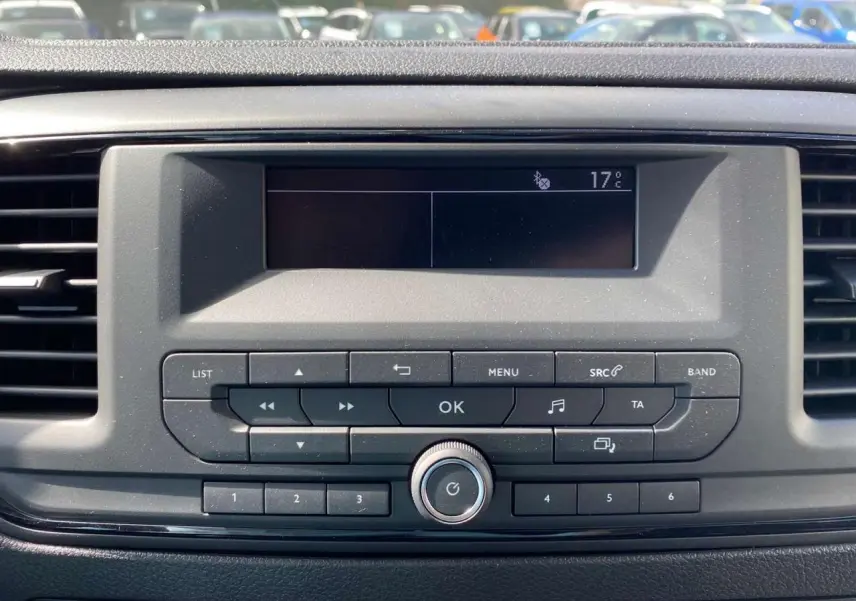 Tableau de bord du Peugeot Expert Fourgon 2022 avec écran central et commandes audio en vue frontale.