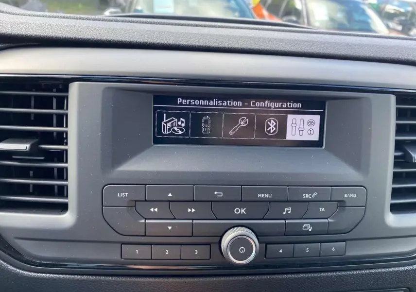 Tableau de bord du Peugeot Expert Fourgon gris Artense 2022, affichage écran configuration et commandes radio.