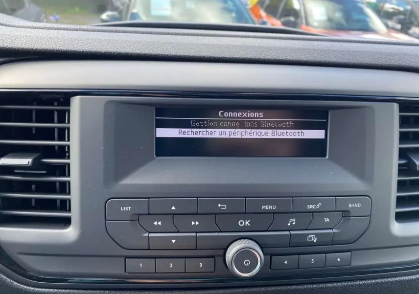 Tableau de bord du Peugeot Expert Fourgon 2022 avec écran central affichant la recherche Bluetooth, vue intérieure frontale.
