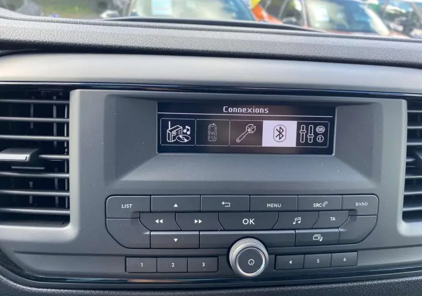 Tableau de bord du Peugeot Expert Fourgon 2022, affichage des connexions et commandes audio en gros plan.
