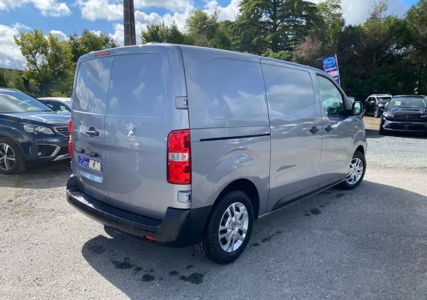 Peugeot Expert Fourgon gris Artense métal vu 3/4 arrière droit avec portes battantes et jantes alliage.
