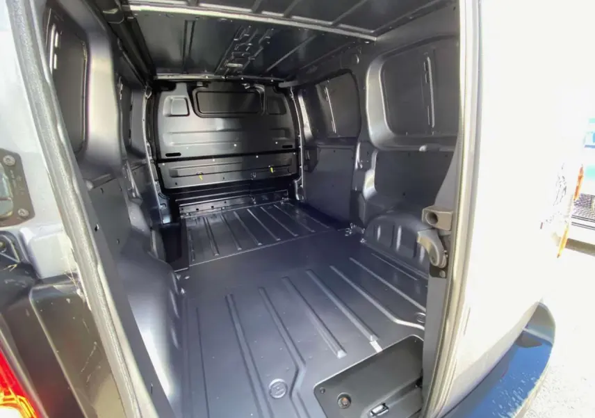 Vue intérieure arrière du Peugeot Expert Fourgon gris Artense Metal 2022, montrant l'espace de chargement vide et métallique.