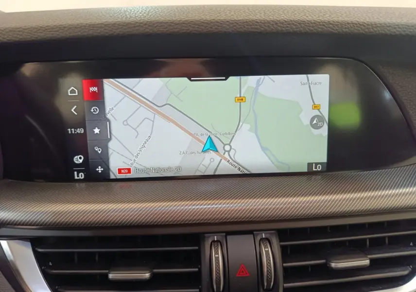 Écran tactile central affichant la navigation dans l'habitacle de l'Alfa Romeo Stelvio gris foncé 2024.