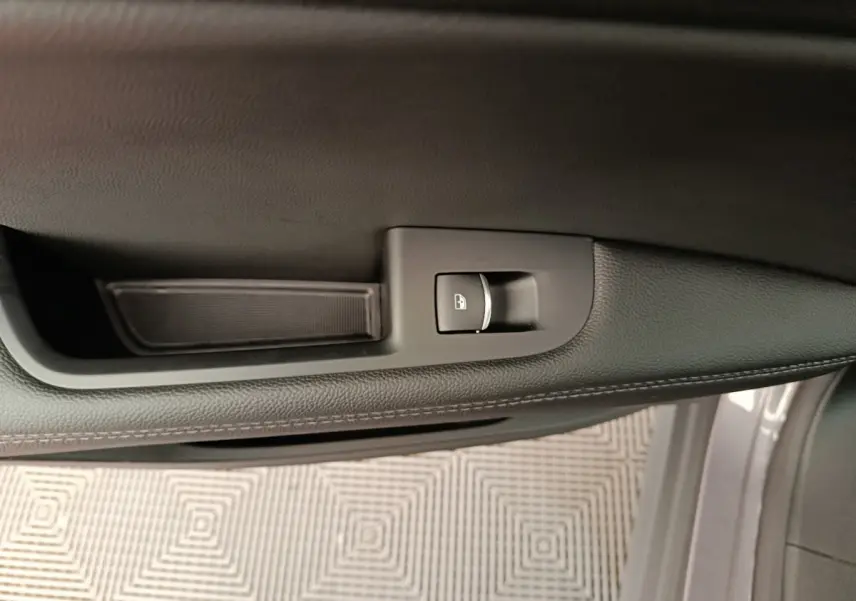 Détail de la commande de verrouillage sur la porte côté gauche d'un Alfa Romeo Stelvio gris foncé 2024.