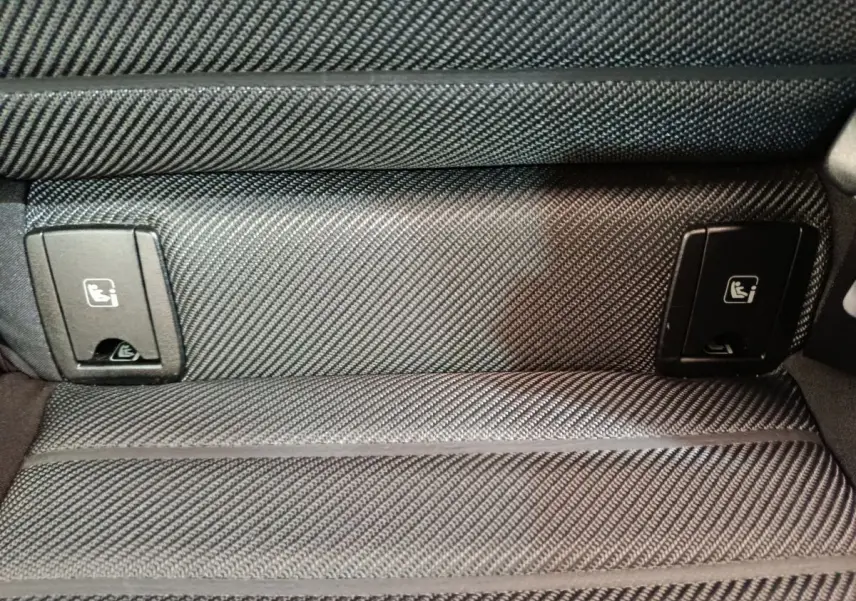 Gros plan sur la banquette arrière gris foncé de l'Alfa Romeo Stelvio avec fixations Isofix visibles.