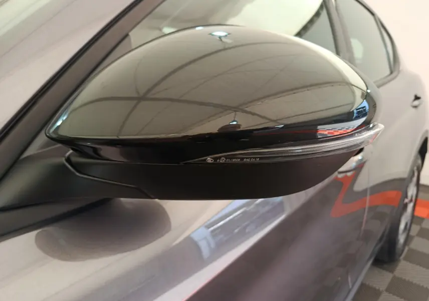 Rétroviseur côté droit noir brillant avec clignotant intégré sur Alfa Romeo Stelvio gris foncé 2024.