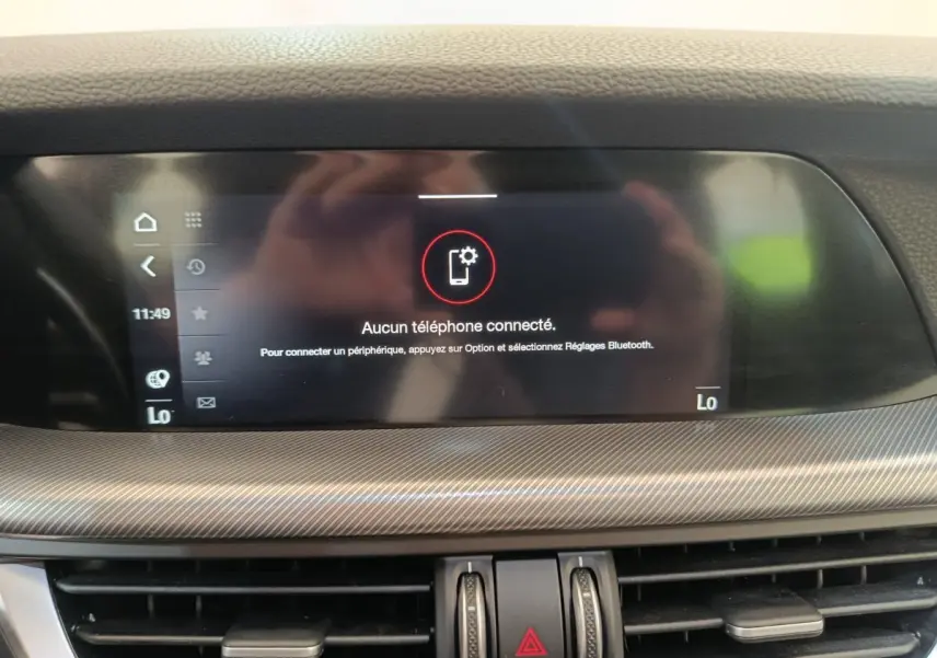 Écran tactile central affichant "Aucun téléphone connecté" sur le tableau de bord gris foncé de l'Alfa Romeo Stelvio.