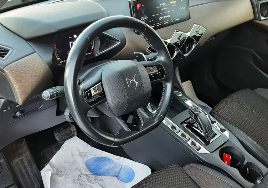 Intérieur noir du DS3 Crossback 2019 vu côté conducteur, volant multifonction et écran tactile central visible.