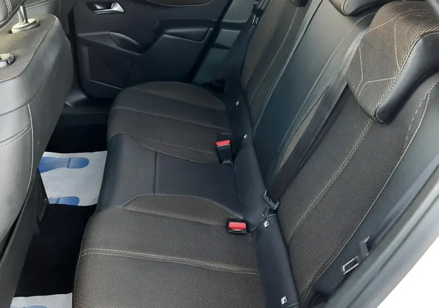 Vue intérieure côté droit des sièges arrière noirs en tissu et cuir du DS3 Crossback blanc perle toit noir 2019.