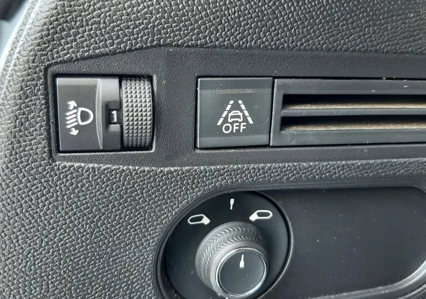 Gros plan sur les commandes noires du tableau de bord côté gauche du DS3 Crossback blanc perle avec toit noir.