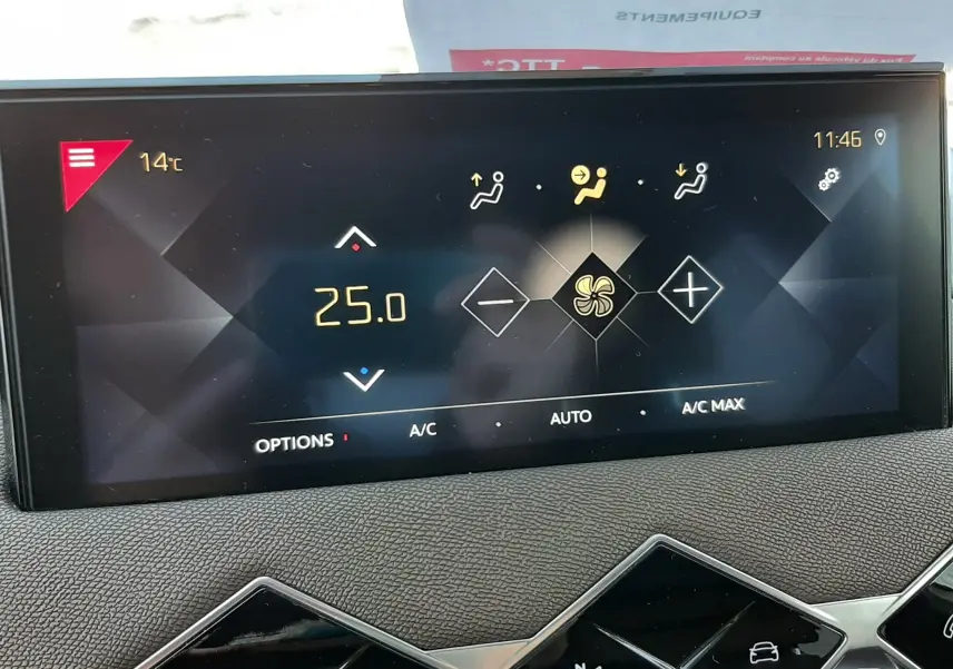 Écran tactile intérieur du DS3 Crossback 2019 affichant la climatisation à 25°C avec commandes modernes et design géométrique.