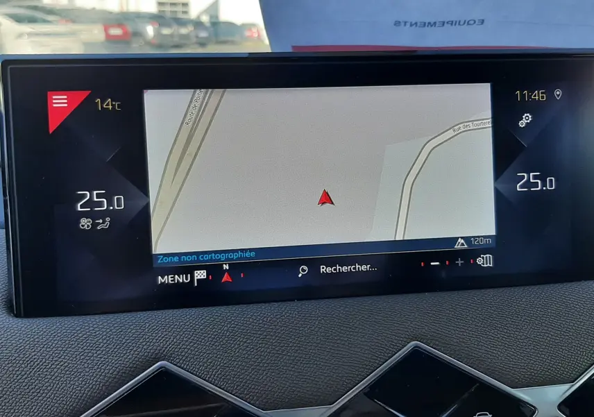 Écran tactile central du DS3 Crossback 2019 affichant la navigation et la climatisation à 25°C.