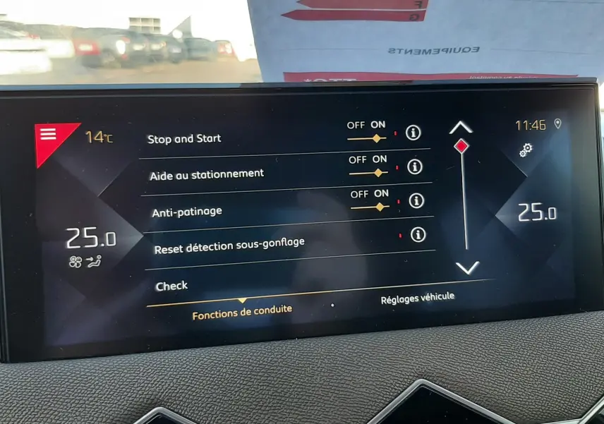 Écran tactile central du DS3 Crossback 2019 affichant les réglages d’aide à la conduite dans un intérieur noir.