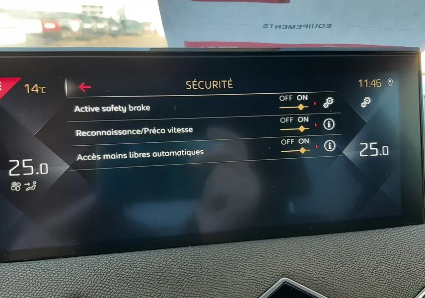 Écran central du tableau de bord du DS3 Crossback 2019 affichant les réglages de sécurité et la température intérieure à 25°C.