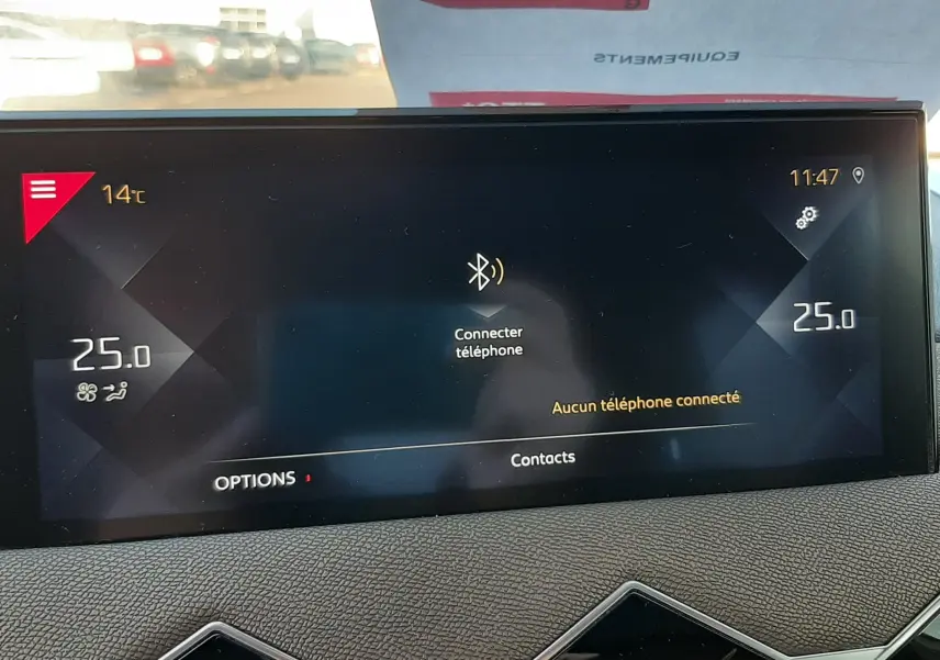 Écran tactile central du DS3 Crossback 2019 affichant la température à 25°C et la connexion Bluetooth inactive.