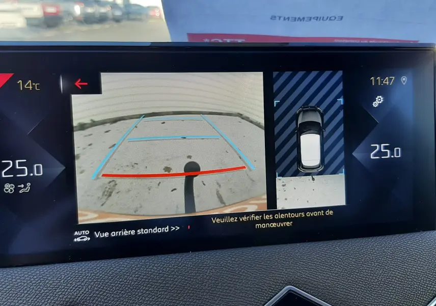 Écran intérieur du DS3 Crossback blanc perle avec caméra de recul et vue 360° affichées sur la console centrale