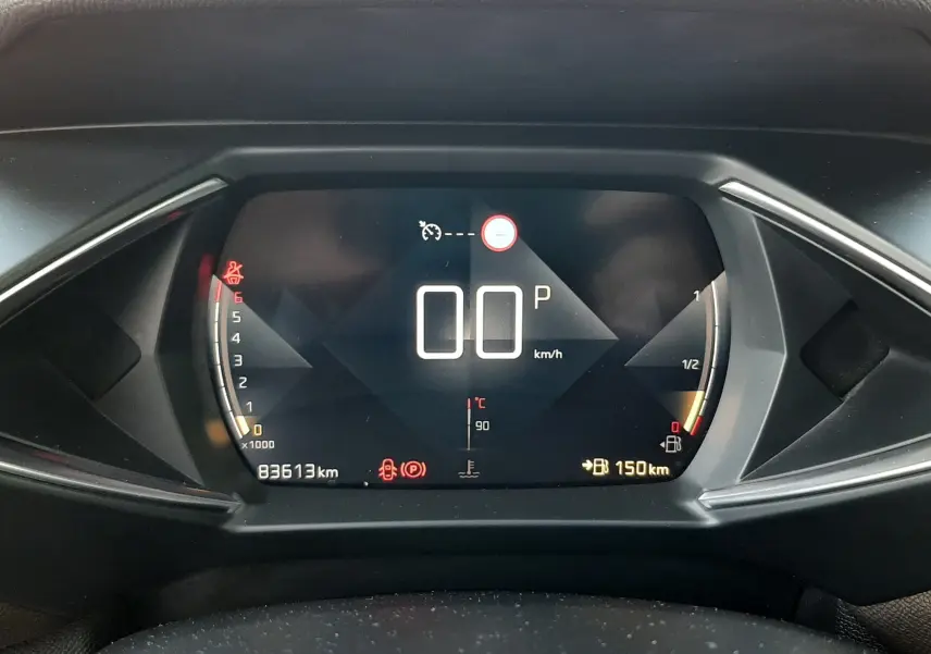 Tableau de bord numérique du DS3 Crossback 2019 affichant vitesse à 0 km/h et jauges moteur et carburant.