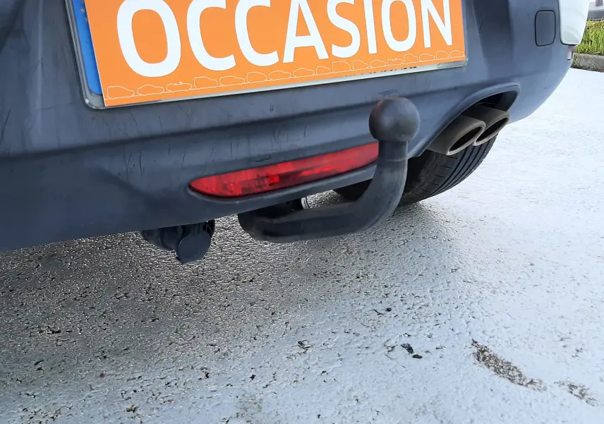 Gros plan sur l'attelage de remorque arrière d'une DS3 Crossback blanc perle avec toit noir, plaque "OCCASION" visible.