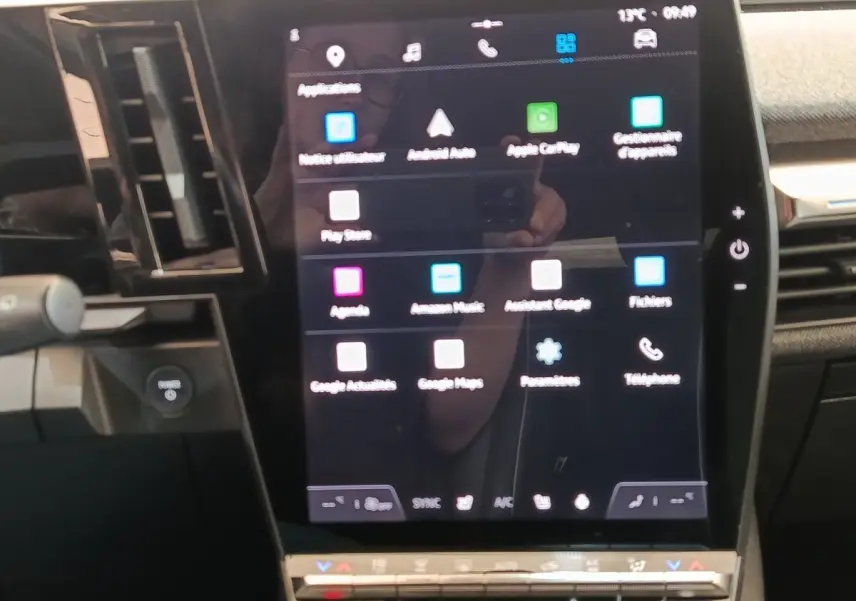 Écran tactile central vertical affichant applications connectées dans l’habitacle d’une Renault Mégane électrique 2023.