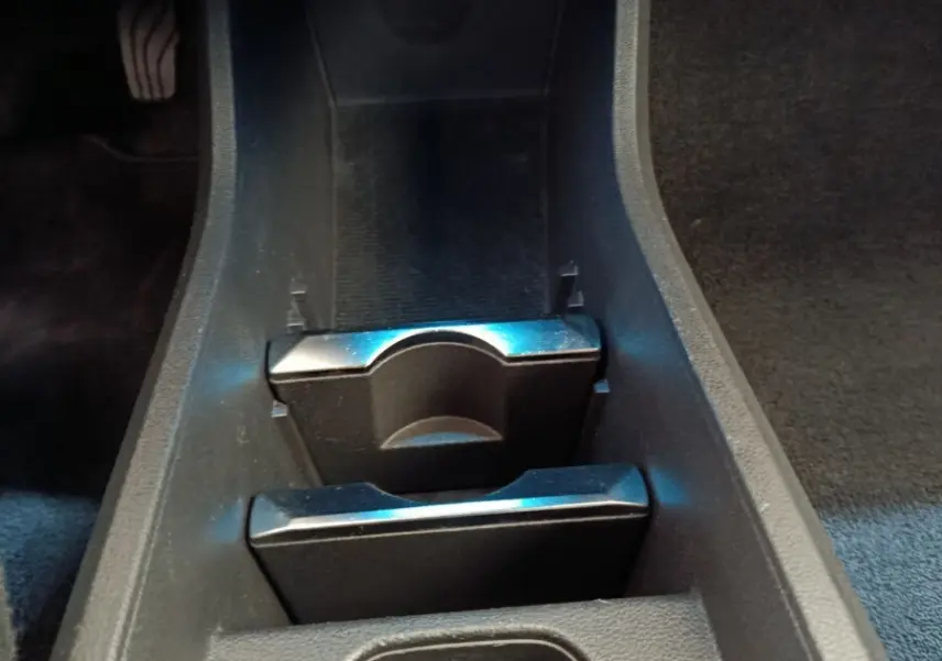 Gros plan sur le rangement sous siège arrière noir de la Renault Mégane Techno EV60 220ch Optimum Charge 2023.