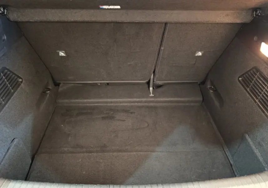 Vue intérieure du coffre spacieux et vide de la Renault Mégane Techno EV60 2023, revêtement noir uniforme.