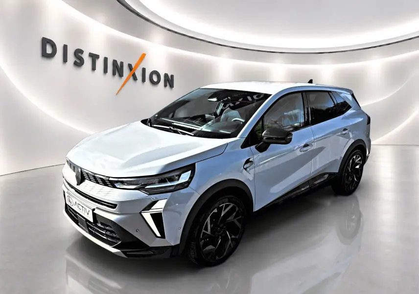 Renault Symbioz 1.8 e-tech gris rafale en 3/4 avant droit, avec jantes noires et détails noirs contrastants.