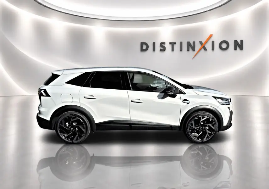 Vue latérale droite d'un Renault Symbioz gris rafale avec jantes noires et toit noir dans un showroom lumineux.