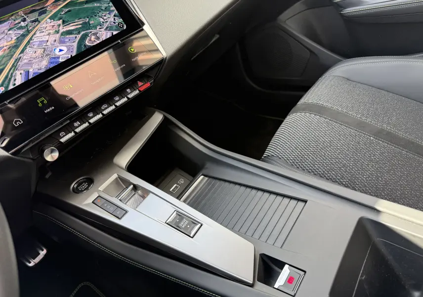 Vue intérieure centrée sur la console centrale et siège passager en tissu gris du Peugeot 308 SW Bleu Avartar 2024.