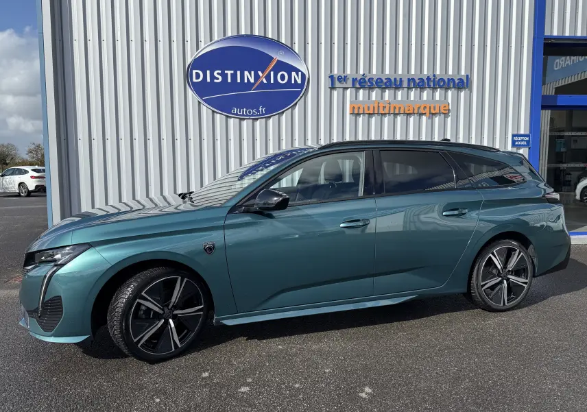 Peugeot 308 SW BlueHDi 130 GT bleu Avatar vue de profil côté gauche, avec jantes alliage noires et toit noir.