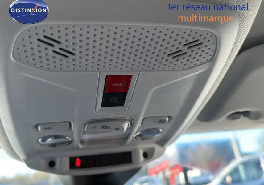 Panneau de commandes au plafond avec bouton SOS dans l'habitacle d'une Peugeot 208 gris Artense 2025 hybride.