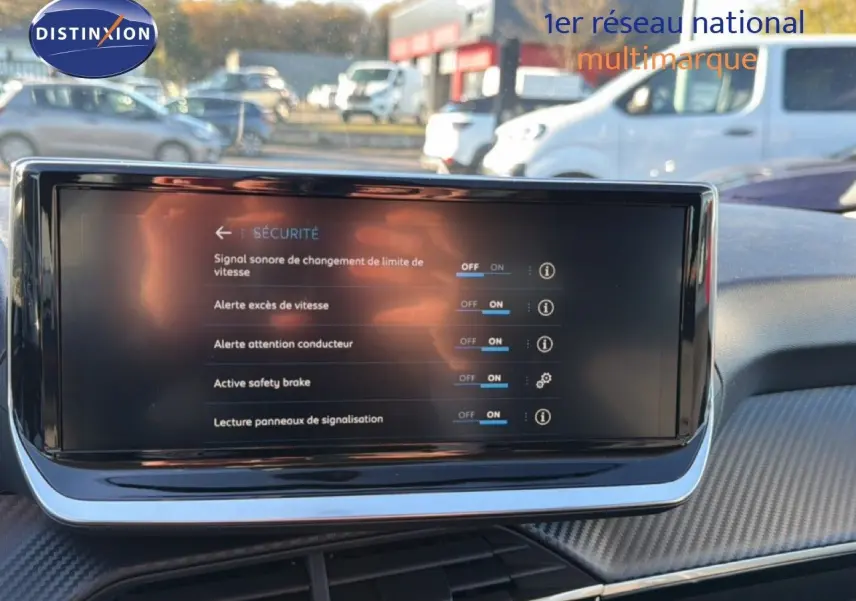 Écran tactile central affichant les réglages de sécurité dans l'habitacle d'une Peugeot 208 gris Artense 2025.