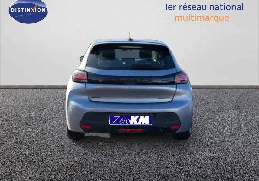 Vue arrière d'une Peugeot 208 1.2 Hybrid gris Artense métal avec feux LED et hayon noir brillant.