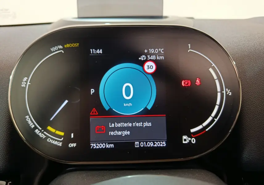Tableau de bord numérique du MINI Countryman Cooper SE, affichant vitesse zéro et batterie déchargée.