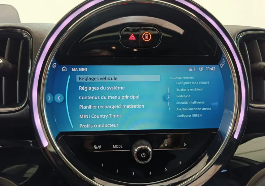 Écran tactile circulaire du tableau de bord du MINI Countryman blanc, affichant les réglages du véhicule.