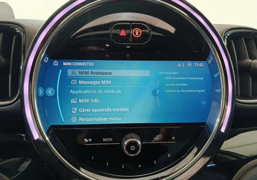 Écran tactile circulaire du tableau de bord MINI Countryman blanc 2021 affichant le menu MINI Connected