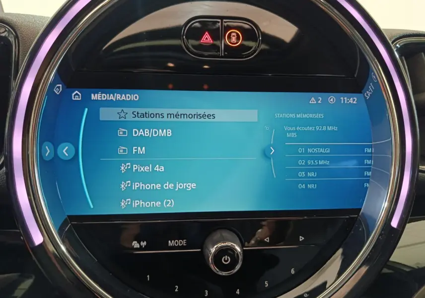 Écran tactile circulaire du système multimédia du MINI Countryman blanc, avec interface radio et éclairage LED violet.