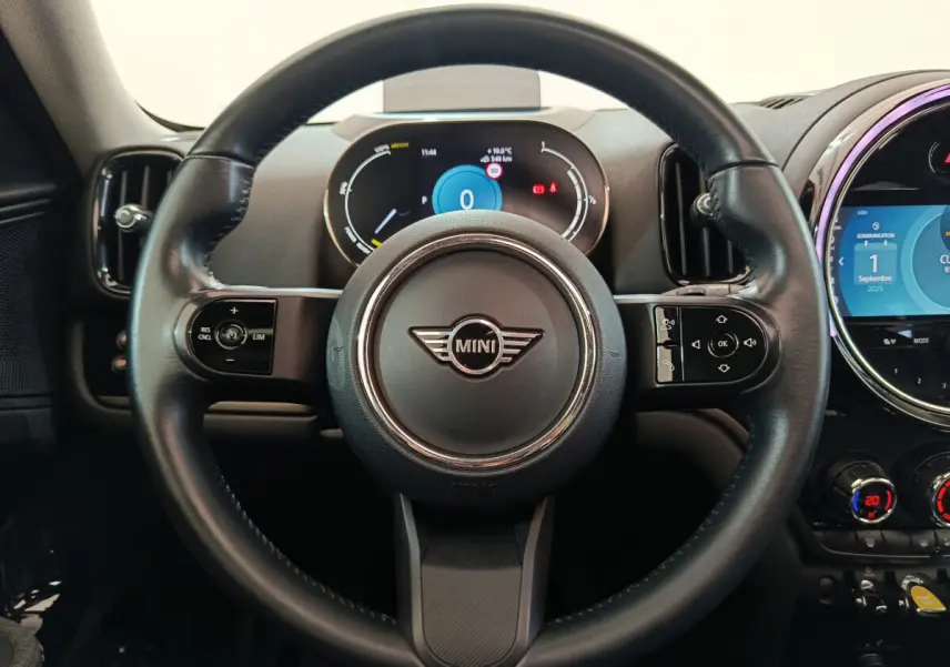 Volant cuir noir de MINI Countryman Cooper SE 2021 vu de face avec tableau de bord numérique et écran tactile rond.
