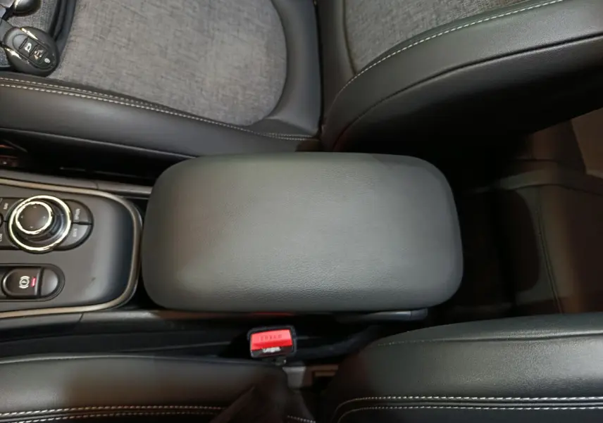 Vue plongeante sur l'accoudoir central noir et la console de la MINI Countryman Cooper SE hybride rechargeable 2021.