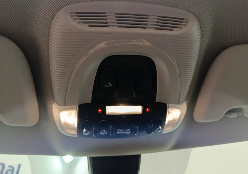 Plafonnier intérieur avec commandes et éclairage, vue en contre-plongée dans un MINI Countryman blanc 2021 hybride rechargeable.