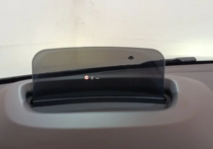 Affichage tête haute montrant la limitation à 30 km/h dans le MINI Countryman Cooper SE hybride blanc, vue intérieure frontale.