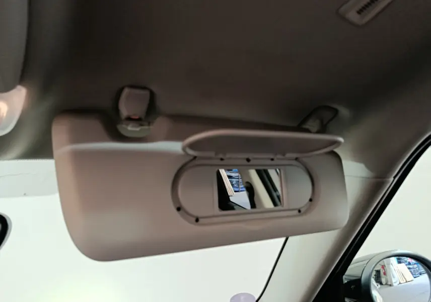 Miroir de courtoisie ouvert côté conducteur dans l'habitacle du MINI Countryman blanc hybride rechargeable 2021.