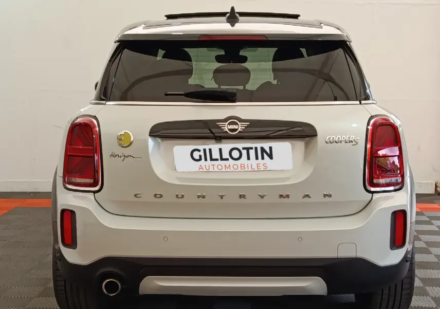 Vue arrière d'une MINI Countryman Cooper S blanche avec logo Horizon et feux arrière LED distinctifs.
