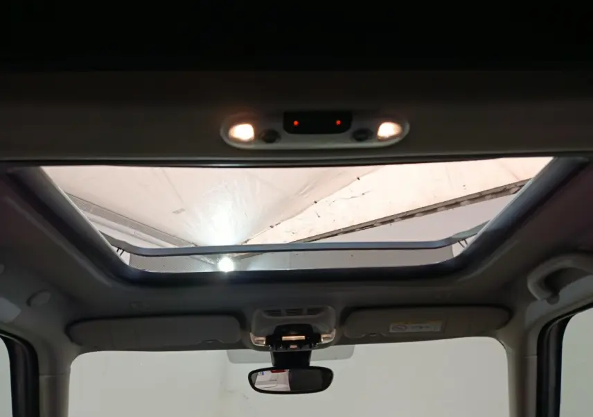 Toit ouvrant panoramique ouvert vu de l'intérieur avant du MINI Countryman blanc 2021 Cooper SE.