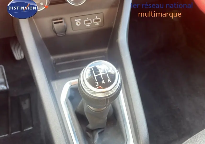 Le levier de vitesses manuel de la Renault Clio 2020 en gros plan, avec prises USB visibles en arrière-plan.