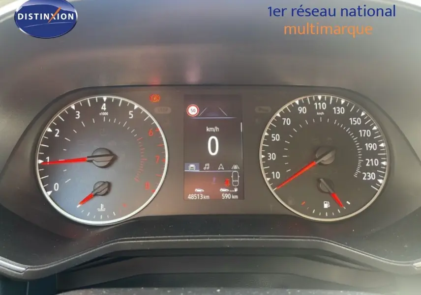 Tableau de bord de Renault Clio blanc glacier 2020, affichage numérique au centre avec compte-tours et compteur de vitesse analogiques.