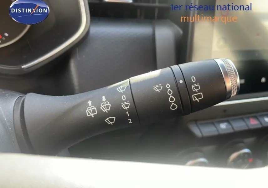 Gros plan sur la commande des essuie-glaces dans l'habitacle d'une Renault Clio blanc glacier 2020.