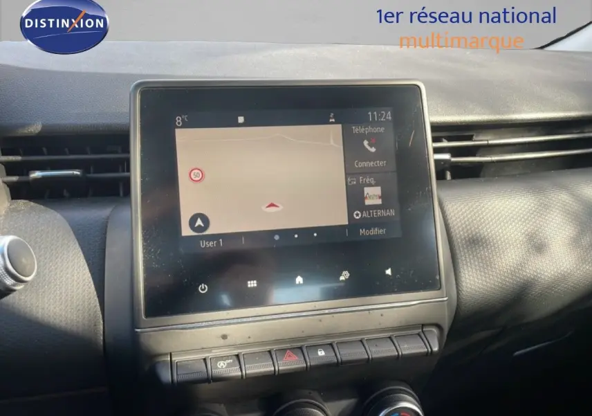 Écran tactile central avec navigation et commandes intégrées sur le tableau de bord d'une Renault Clio 2020.